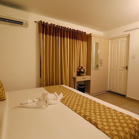 Hotel Swarna Residency Kochi Exteriör bild