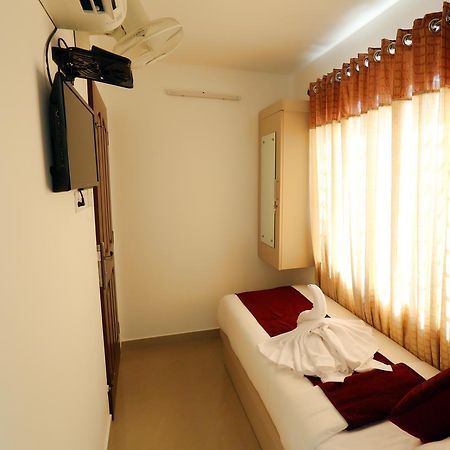 Hotel Swarna Residency Kochi Exteriör bild