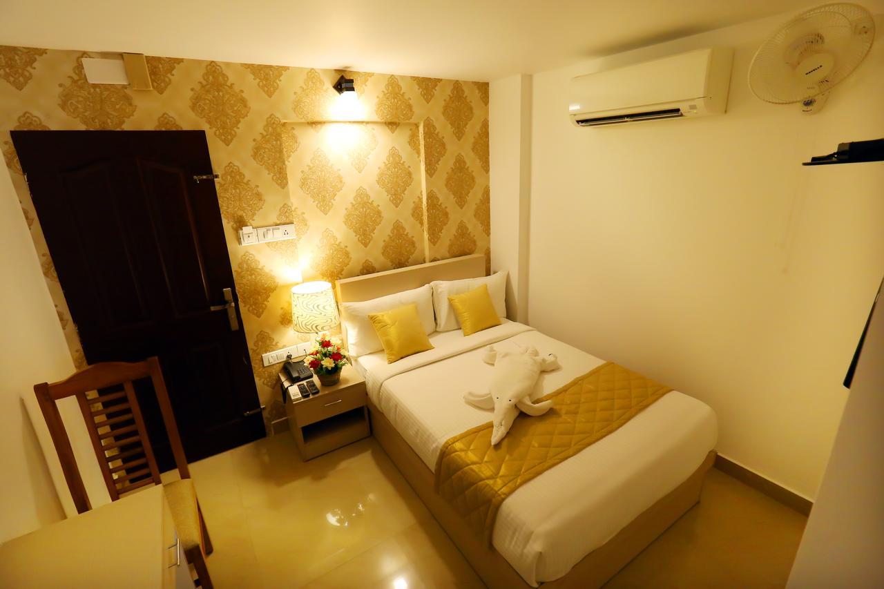 Hotel Swarna Residency Kochi Exteriör bild