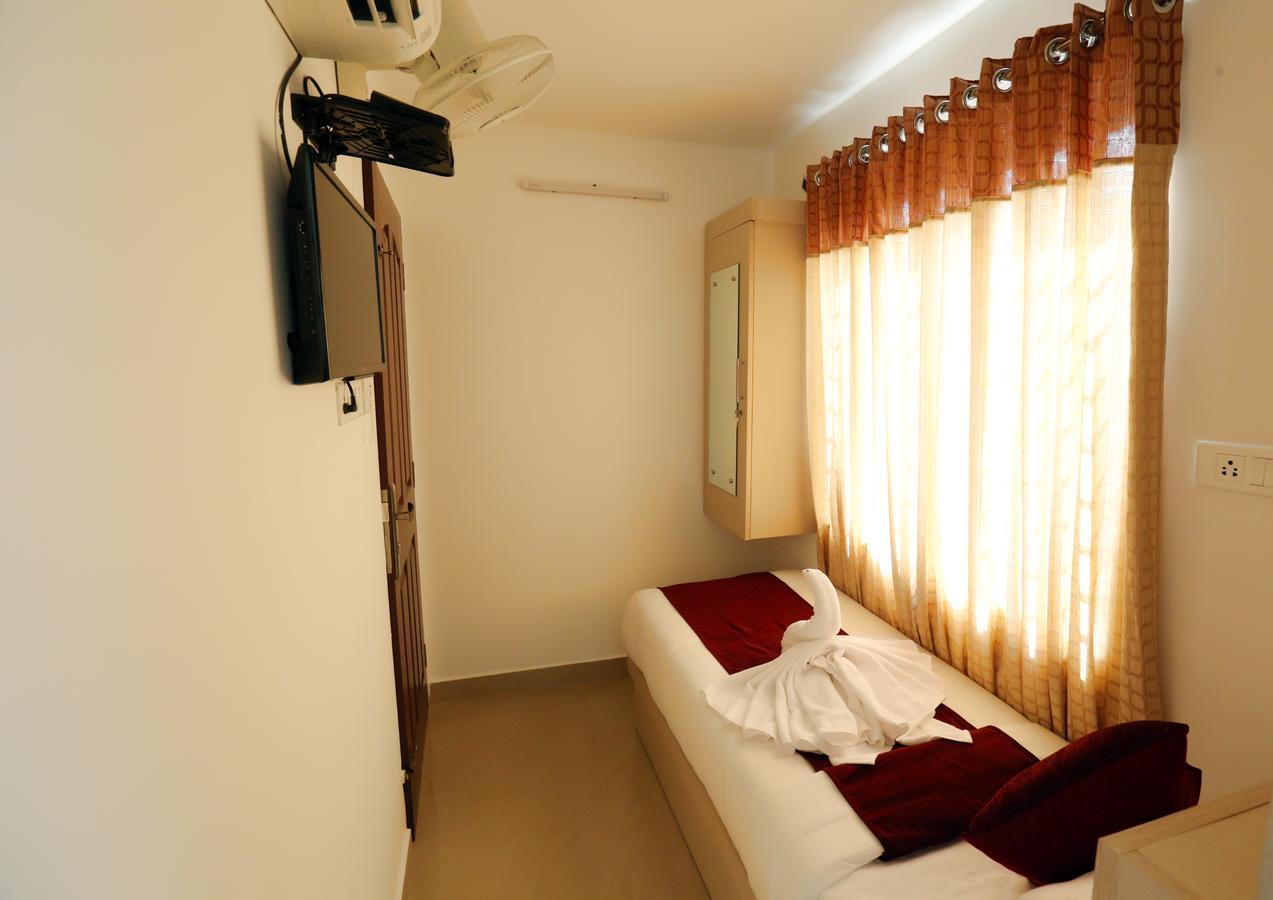 Hotel Swarna Residency Kochi Exteriör bild