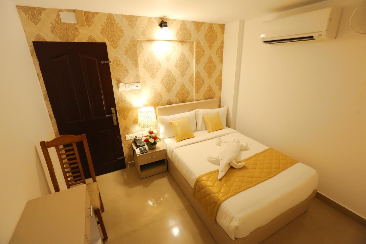 Hotel Swarna Residency Kochi Exteriör bild