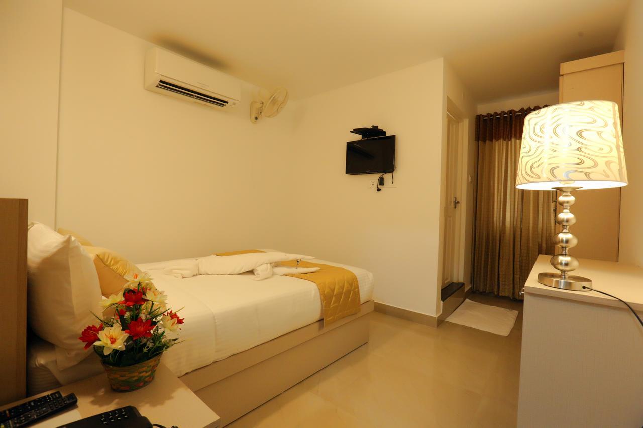 Hotel Swarna Residency Kochi Exteriör bild