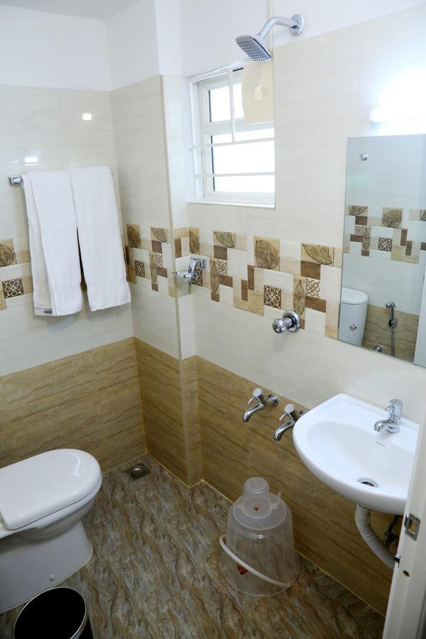 Hotel Swarna Residency Kochi Exteriör bild
