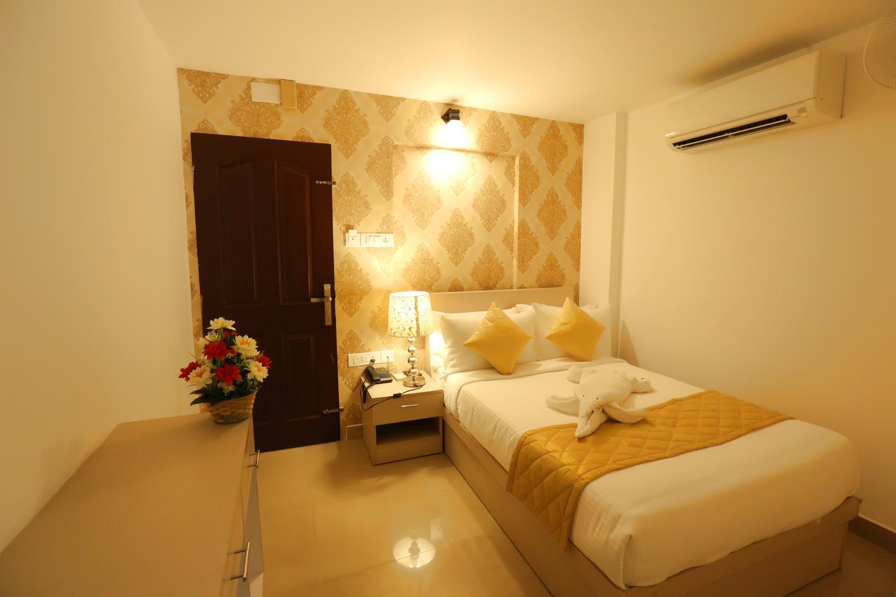 Hotel Swarna Residency Kochi Exteriör bild